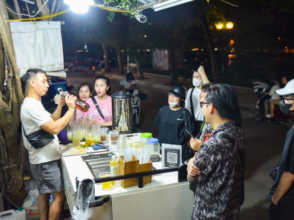 Món trà chanh 'giã mỏi nhừ tay', chủ quán bán 300 cốc mỗi tối ở vỉa hè Hà Nội