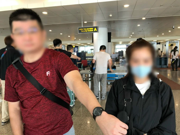 Cô gái 'cầm nhầm' đồng hồ của khách nước ngoài bị camera an ninh ghi lại