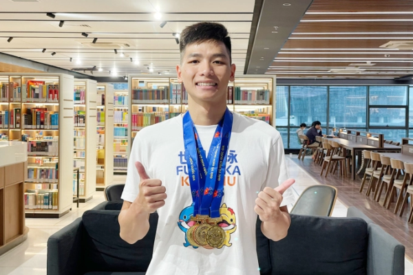 'Flex' Huy chương Vàng với biểu cảm ẩn ý, Kim Sơn bị nghi hướng đến Hoa hậu nào đó