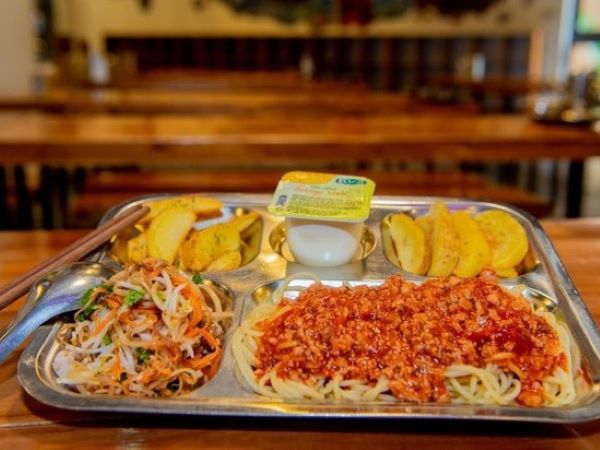 Một trường học ở Hà Nội "gây bão" vì bữa ăn quá chất lượng, bảo sao phụ huynh xếp hàng trắng đêm giành suất cho con vào lớp 1