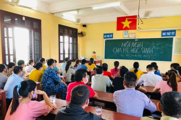 Bà mẹ tố Ban phụ huynh có mục đích mờ ám, người trong cuộc kể rõ sự tình