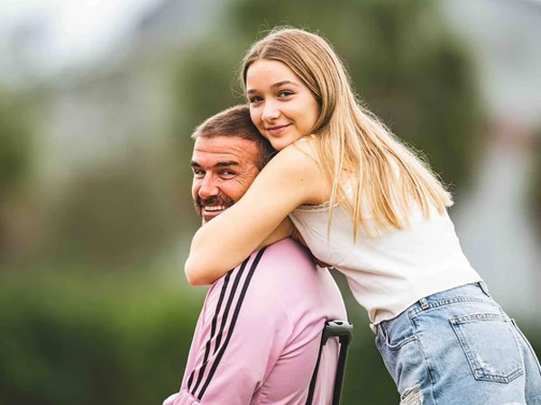 Ảnh triệu like của David Beckham và Harper: Nhan sắc tuổi 12 của ái nữ chiếm spotlight