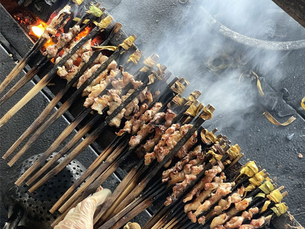 Bún chả gia truyền 6 đời đông khách, thịt nướng thơm phức mùi lá chuối, tre già