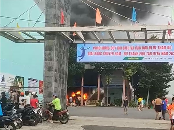 Một trung tâm thể thao bốc cháy, vận động viên hốt hoảng tháo chạy