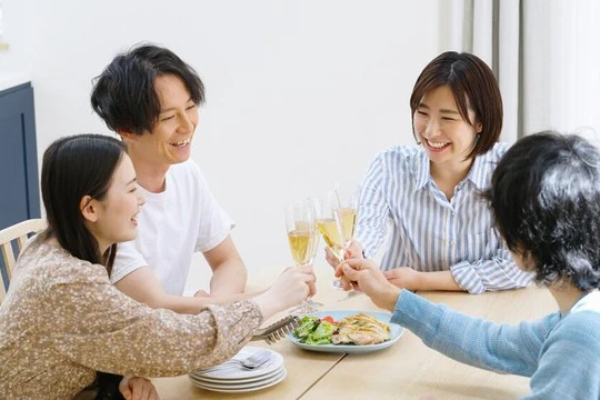 Người EQ cao không bao giờ mang 3 thứ này đến bữa tiệc