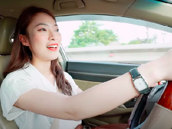 MC 'Đường lên đỉnh Olympia' Khánh Vy tậu xế sang vào ngày 20/10, khối tài sản 'khủng' ở tuổi 25 khiến dân tình trầm trồ