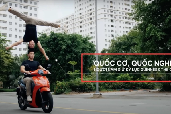 Nhãn hàng đã xoá clip sau khi công an vào cuộc xác minh vụ Quốc Cơ - Quốc Nghiệp chồng đầu đi xe máy