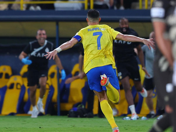 Ronaldo sút phạt tuyệt đỉnh, Al Nassr ngược dòng kịch tính