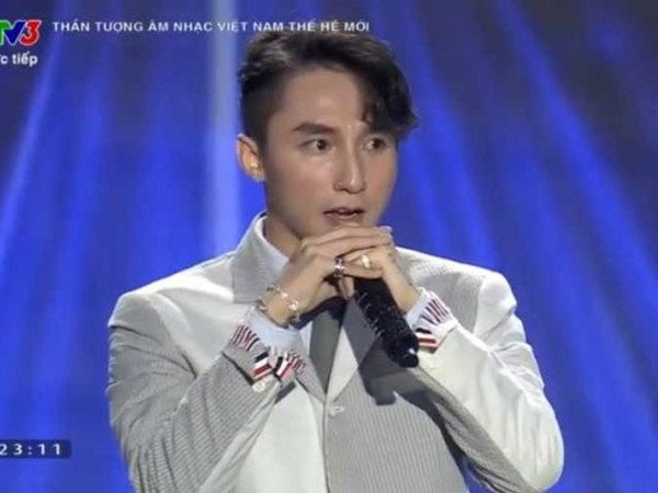 Sơn Tùng M-TP che mặt nhắc chuyện thi rớt Vietnam Idol từ 'vòng gửi xe', được khen nói 'mượt' hơn cả MC