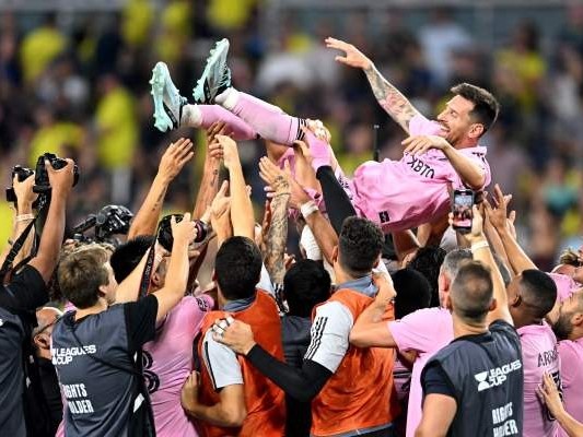 Messi hát mua vui cho các cầu thủ Inter Miami