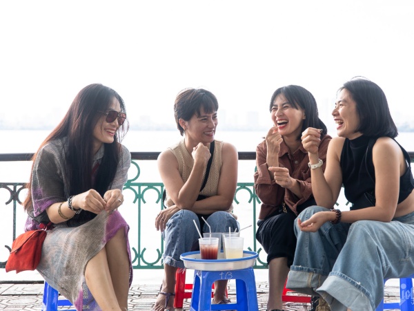 Cà phê 'chém gió' trong ngày tiết trời Hà Nội rất đẹp