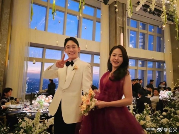 Chen (EXO) tổ chức đám cưới sau 3 năm đăng kí kết hôn, nhan sắc cô dâu ra sao trong lần đầu lộ diện?