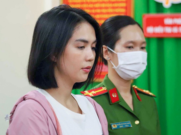 Người mẫu Ngọc Trinh bị bắt và cảnh báo về sự lệch chuẩn