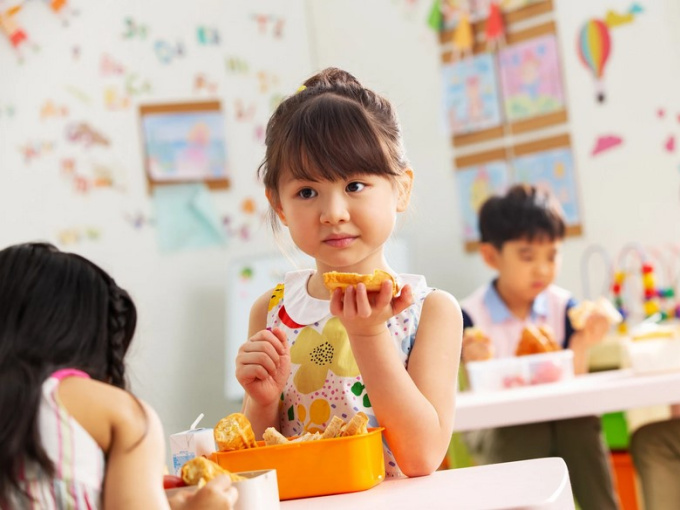 Sốc: Giáo viên nhà trẻ Trung Quốc ép học sinh ăn bãi nôn