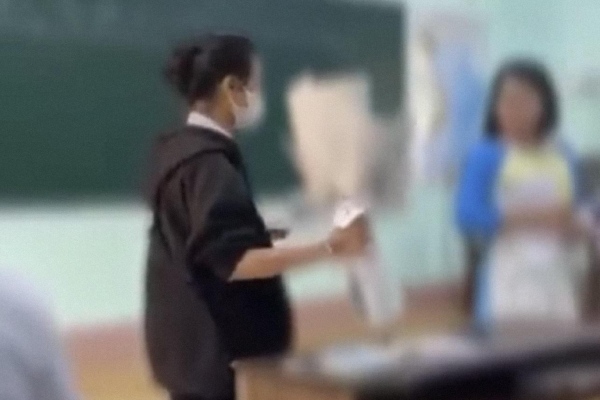 Nữ sinh vào lớp trễ để tặng quà cho giáo viên liền nhận cái kết 'đắng', nghiêm túc theo quy định hay là sự cứng nhắc vô cảm?