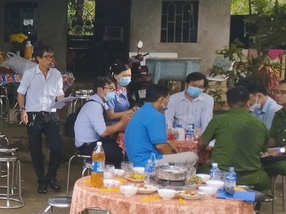 Mẹ nghi phạm 14 tuổi nghi đầu độc bố và bà nội: 'Con không tâm sự với tôi'