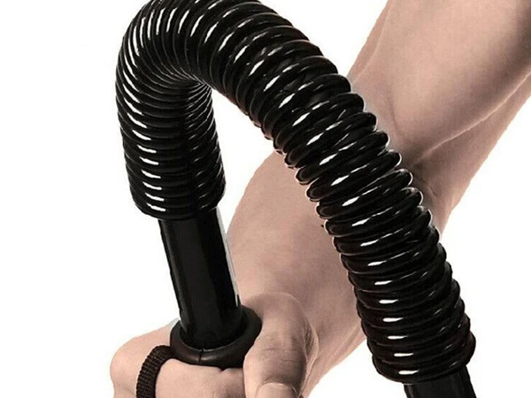 Xem bạn bẻ 'đồ long đao', bé trai vỡ mũi