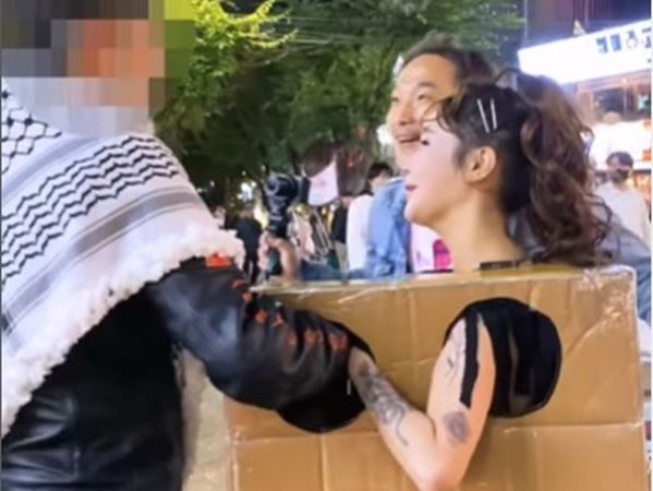 Yêu cầu đàn ông trên phố sờ ngực mình, nữ người mẫu đối diện án tù 1 năm