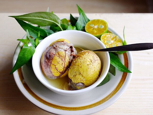 Vì sao ăn trứng vịt lộn phải kèm với rau răm?