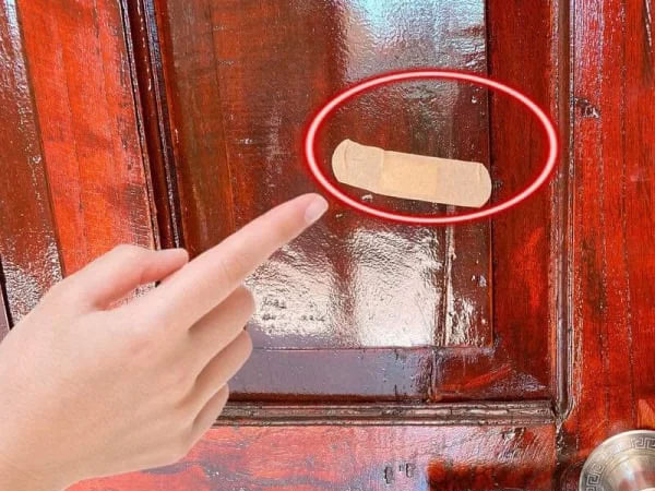 Người thông minh hay dán miếng urgo lên cửa: Lý do cực kỳ thuyết phục, ai cũng muốn học theo