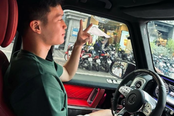 Hoàng Đức vừa tậu G63 hơn 11 tỷ đã khoe ngay đồng hồ hơn 2 tỷ: Cầu thủ làm gì mà giàu thế nhỉ?