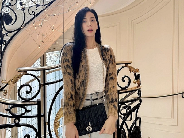 Nhìn Jisoo mà chỉ muốn mua cardigan ngay tức khắc: Vừa xinh, vừa đúng trend lại dễ mix đồ