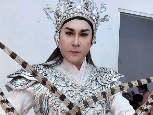 'Vua cải lương' cưới vợ mới kém 11 tuổi, trót ngoại tình với fan được vợ tha thứ, giờ có cuộc sống đáng ngưỡng mộ