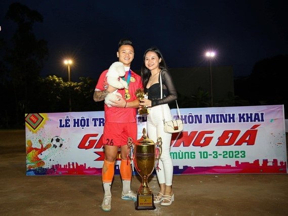 Thủ môn nổi tiếng kết hôn với hotgirl xứ Nghệ, chụp bộ ảnh cưới chuẩn dân bóng đá