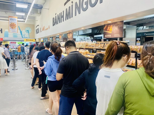 Xếp hàng rồng rắn chờ mua bánh custard, siêu thị giới hạn chỉ mua 2 hộp/người