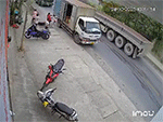 Xe tải trả giá vì hành động chiếm lòng đường để bốc dỡ hàng hóa