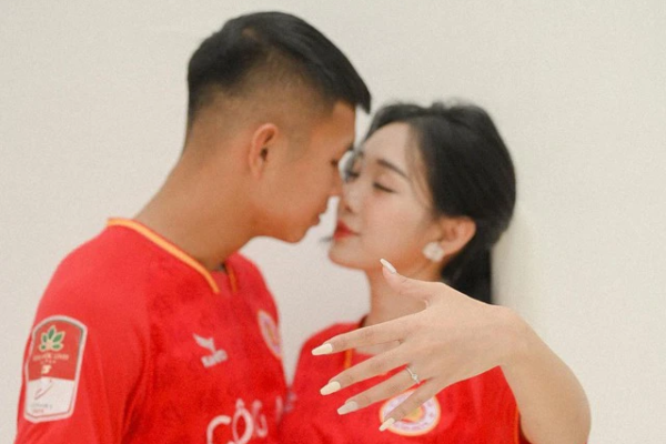 Ngôi sao mới nổi ở tuyển Việt Nam kết hôn với bạn gái hơn tuổi xinh như búp bê