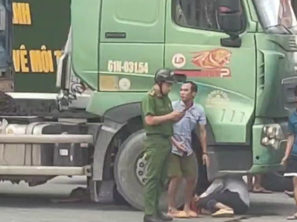 Hai học sinh lớp 7 thương vong dưới bánh xe container
