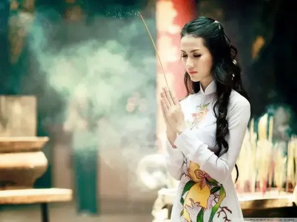 Thắp hương không ước 2 nguyện, bái Phật không cầu 3 điều