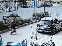 Xe tải phanh 'cháy lốp' khi thấy bé trai chạy sang đường
