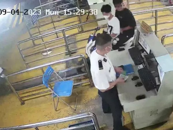 Hà Nội: Truy tìm 2 thanh niên lấy trộm xe máy dưới hầm khu đô thị