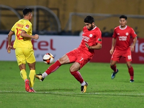 Viettel FC hòa Thanh Hóa trong 'cơn mưa thẻ' tại Hàng Đẫy
