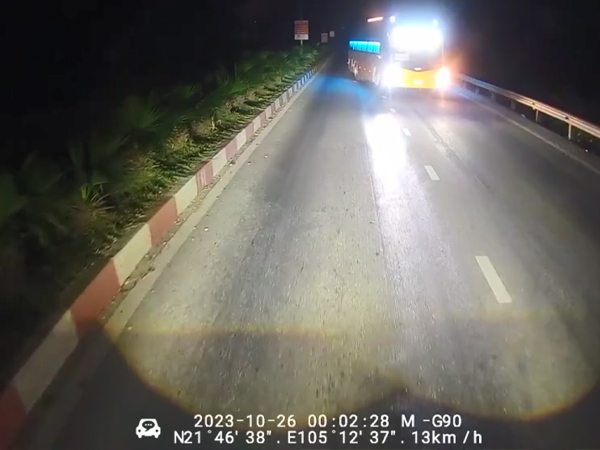 Phẫn nộ với tài xế điều khiển xe khách đi ngược chiều trên cao tốc giữa đêm