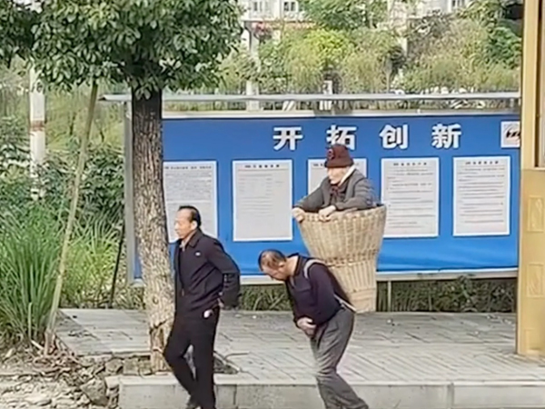 Hai anh em thay nhau cõng mẹ trong giỏ đến bệnh viện khiến dân mạng xúc động