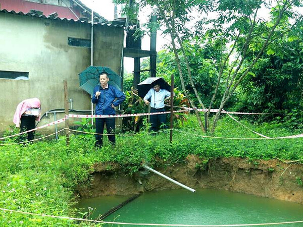 Hố 'tử thần' sâu 12m xuất hiện trong vườn nhà dân ở Quảng Bình