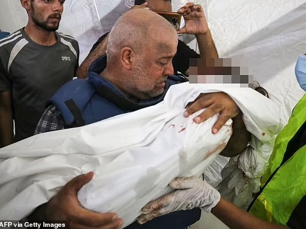 Phóng viên chiến trường ở Gaza sững sờ trước thi thể vợ con