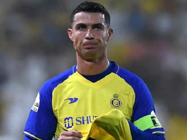 Truyền thông Anh: 'Ronaldo bị sốc khi Messi khoe Quả bóng vàng thứ 8...'