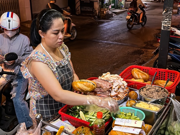Quán bánh mì 40 năm tuổi ở TP.HCM, khách đông tới nửa đêm, ngày bán 1500 ổ
