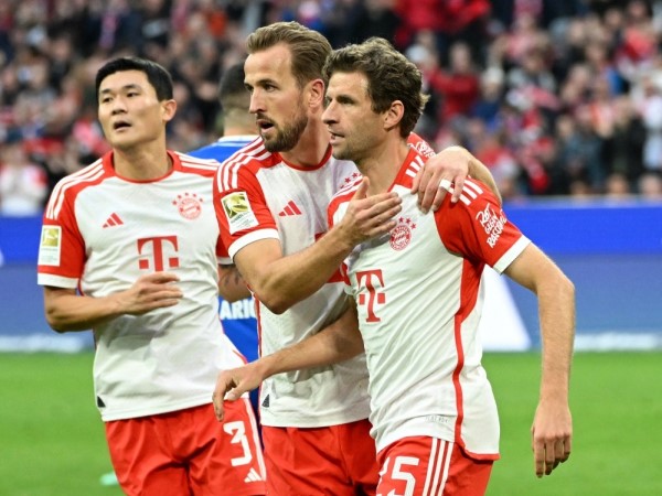 Hy hữu: Bayern Munich thắng 8-0 trong trận đấu có 3 thẻ đỏ