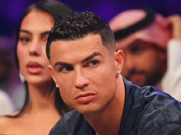 Ronaldo đi xem boxing cũng không yên, khó chịu vì bị khán giả la ó