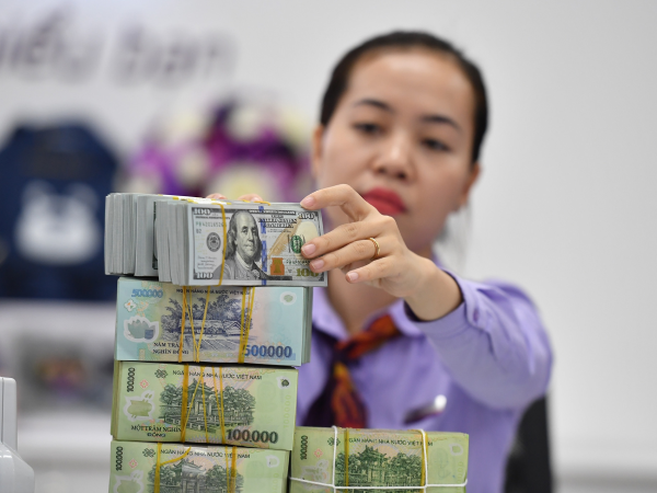 Kinh tế Mỹ mạnh bất ngờ, USD tăng vọt, áp lực cho Việt Nam?