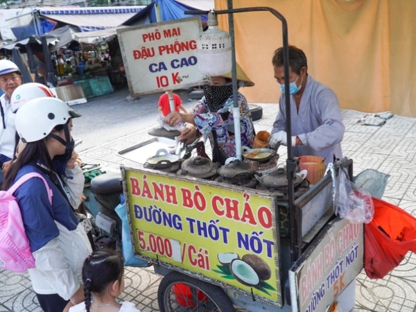 Bốc số thứ tự chờ mua bánh bò giá 5.000 đồng tại TP HCM