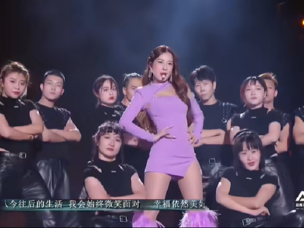 Đứng chờ trước 1 ngày để canh chỗ xem Chi Pu, fan Trung phản ứng thế nào sau màn trình diễn hát live?