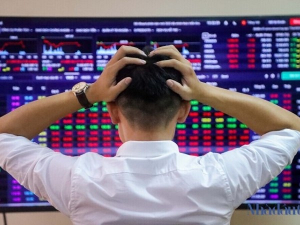 Nhà đầu tư chứng khoán ôm lỗ khi vừa bắt đáy