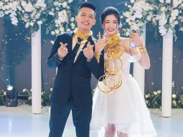 Cô dâu Thanh Hóa đeo vàng 'trĩu cổ', đám cưới dùng 2 tấn hoa tươi có chi phí ngang giá chiếc xe hơi