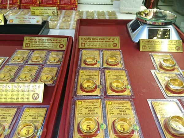 Giá vàng thế giới giảm nhẹ, trong nước neo cao